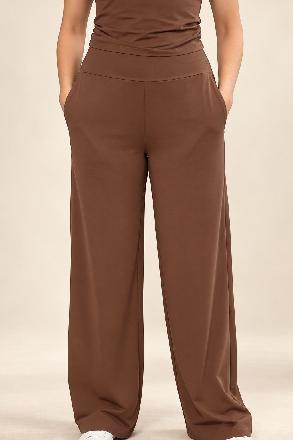 Calça pantalona W One Brand Store cor chocolate em poliamida com cintura alta e caimento fluido