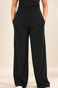 Calça pantalona preta W One Brand Store de cintura alta em poliamida com elastano, modelagem ampla e fluida.