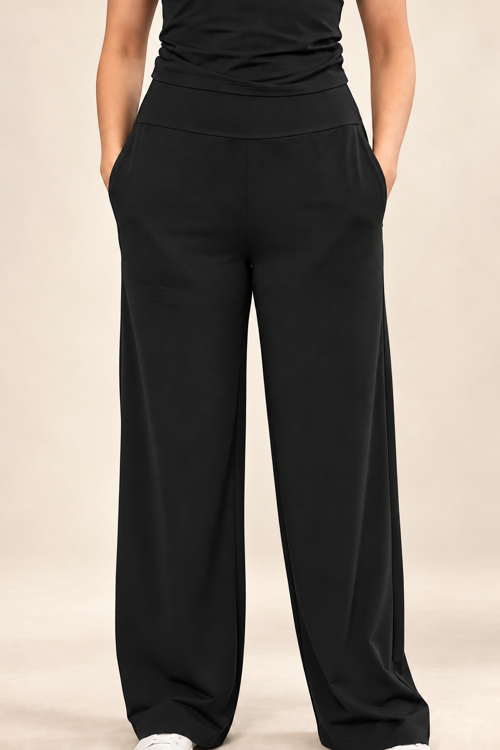 Calça pantalona preta W One Brand Store de cintura alta em poliamida com elastano, modelagem ampla e fluida.