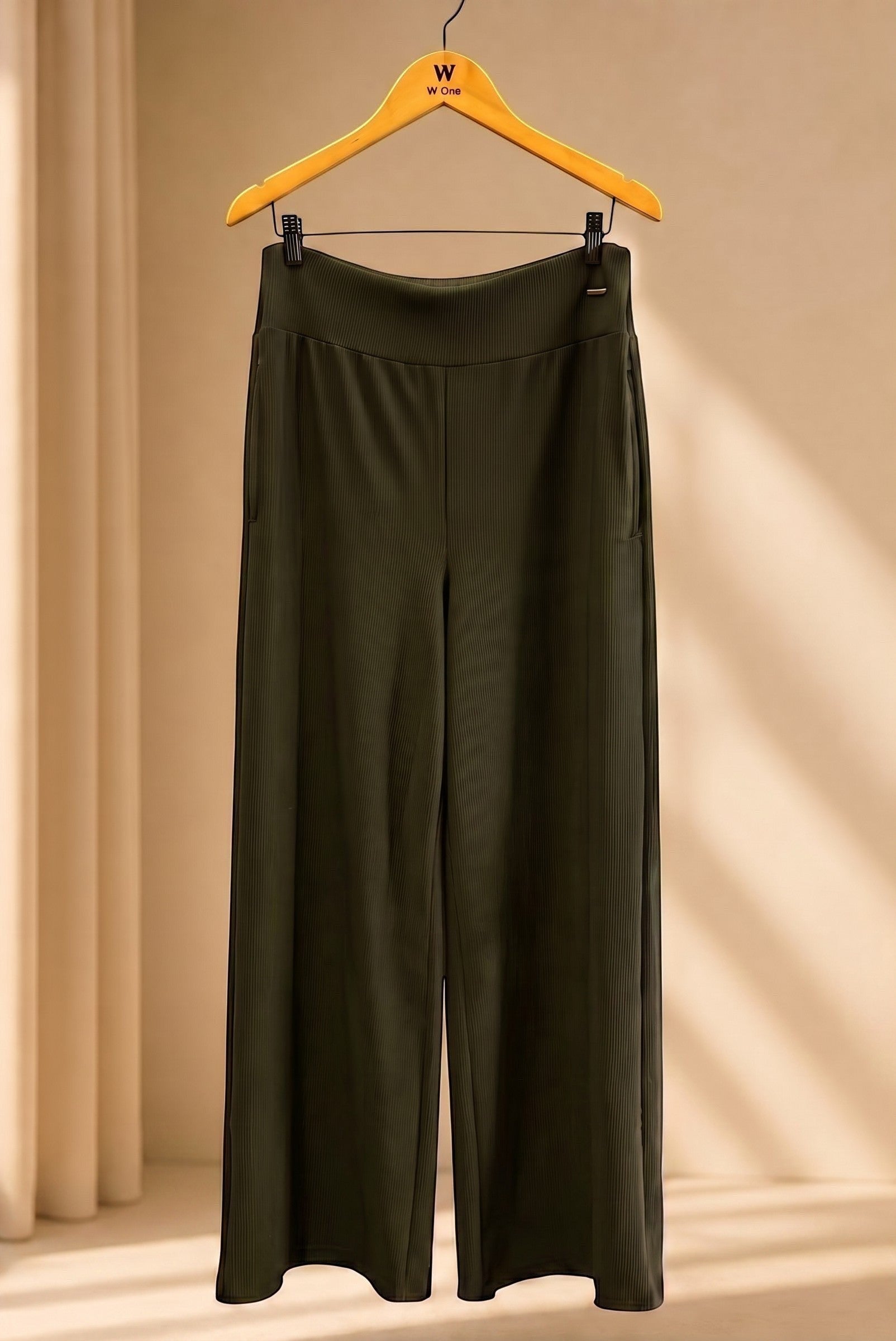 Calça pantalona W One Brand Store verde militar em tecido canelado com caimento fluido e toque macio