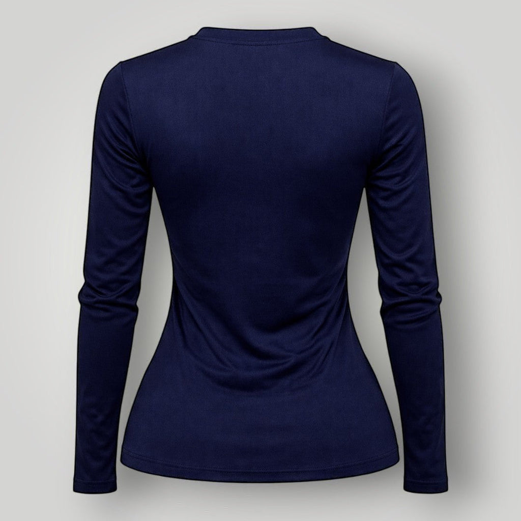 Vista traseira da camiseta feminina de manga longa W One Brand Store na cor azul marinho com tecido respirável.