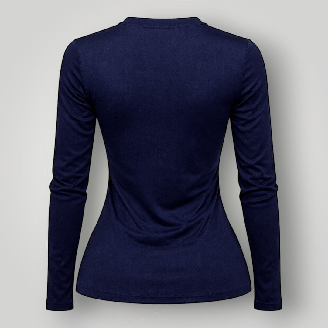 Vista traseira da camiseta feminina de manga longa W One Brand Store na cor azul marinho com tecido respirável.