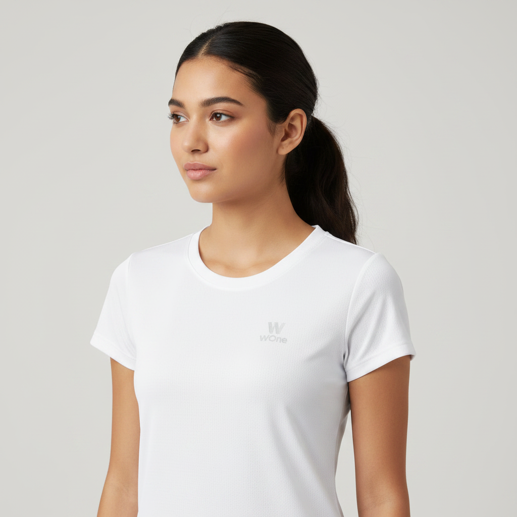 Modelo vestindo camiseta esportiva branca W One Brand Store de manga curta com tecido respirável e proteção solar