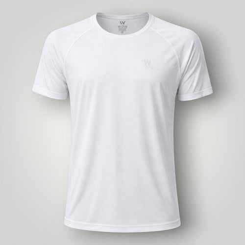Camiseta W One Brand Store branca em poliamida com corte reto e recorte raglan, ideal para fitness.