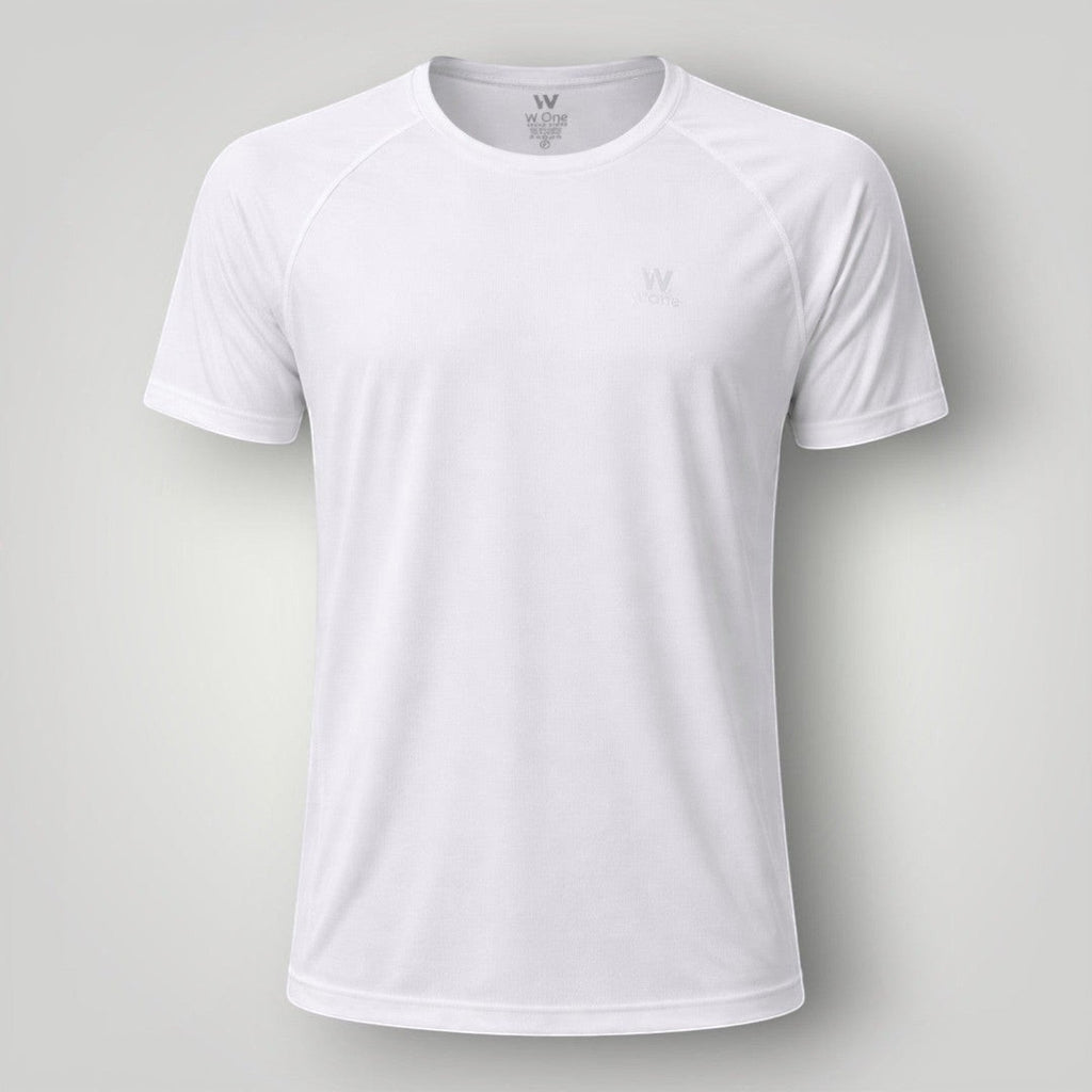 Camiseta W One Brand Store branca de poliamida com corte reto, mangas raglan e proteção solar UV, ideal para treinos.