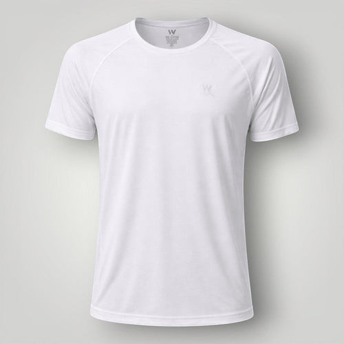 Camiseta W One Brand Store branca de poliamida com corte reto, mangas raglan e proteção solar UV, ideal para treinos.
