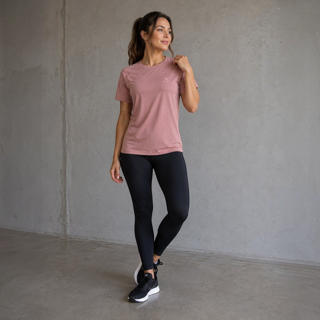 Mulher vestindo camiseta W One Brand Store Dynamic cor cacau com manga raglan e tecido esportivo respirável