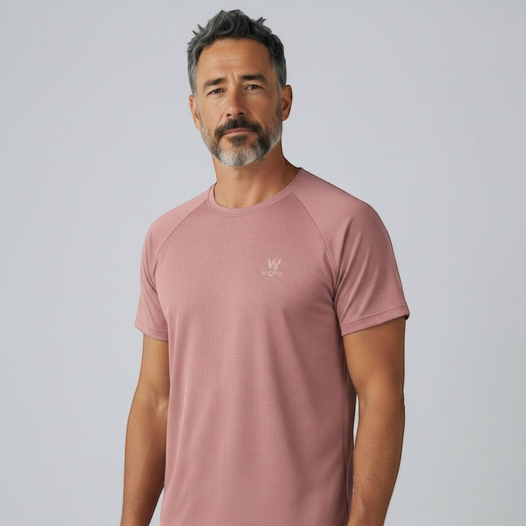 Homem vestindo camiseta W One Brand Store Dynamic cor cacau com manga raglan e tecido respirável de alta performance