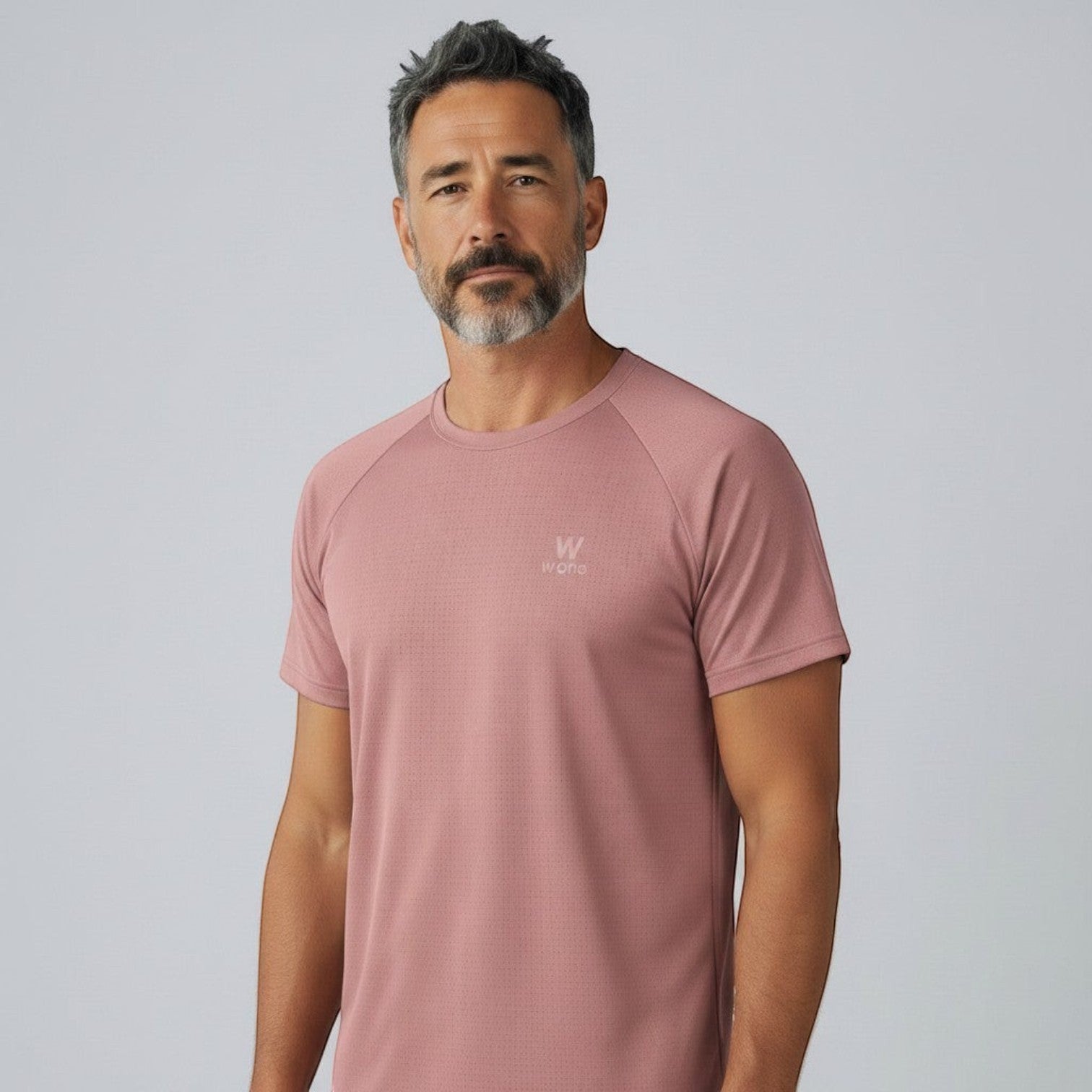 Homem vestindo camiseta W One Brand Store Dynamic cor cacau com manga raglan e tecido respirável de alta performance