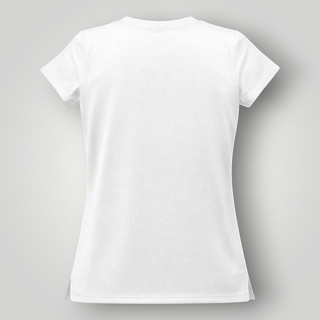 Vista traseira da camiseta feminina W One Brand Store Essence branca de manga curta em tecido leve e respirável