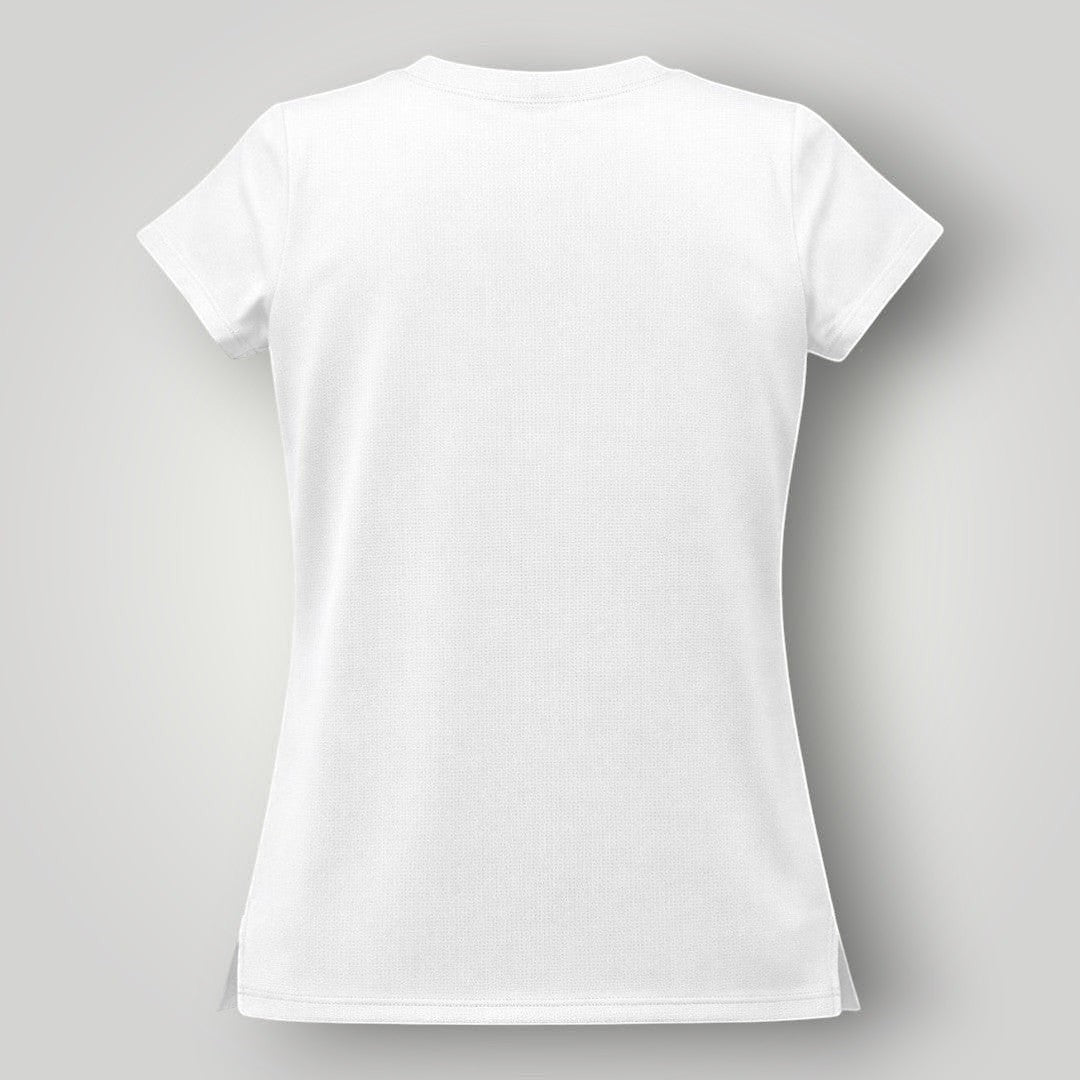 Vista traseira da camiseta feminina W One Brand Store Essence branca de manga curta em tecido leve e respirável