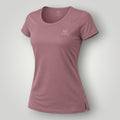 Camiseta feminina W One Brand Store Essence na cor cacau com manga curta, tecido leve e respirável para treinos.