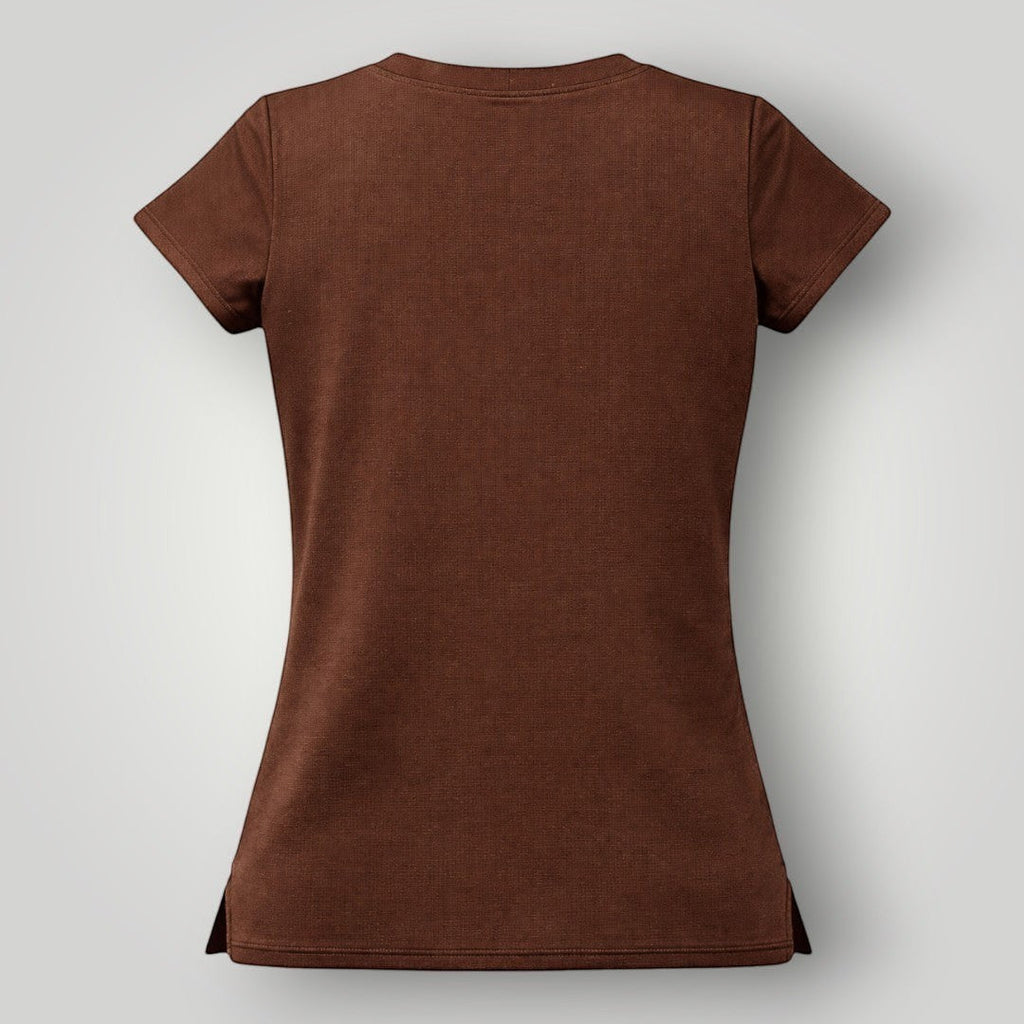 Vista traseira da camiseta feminina W One Brand Store Essence Coffee de manga curta em tecido marrom com proteção solar