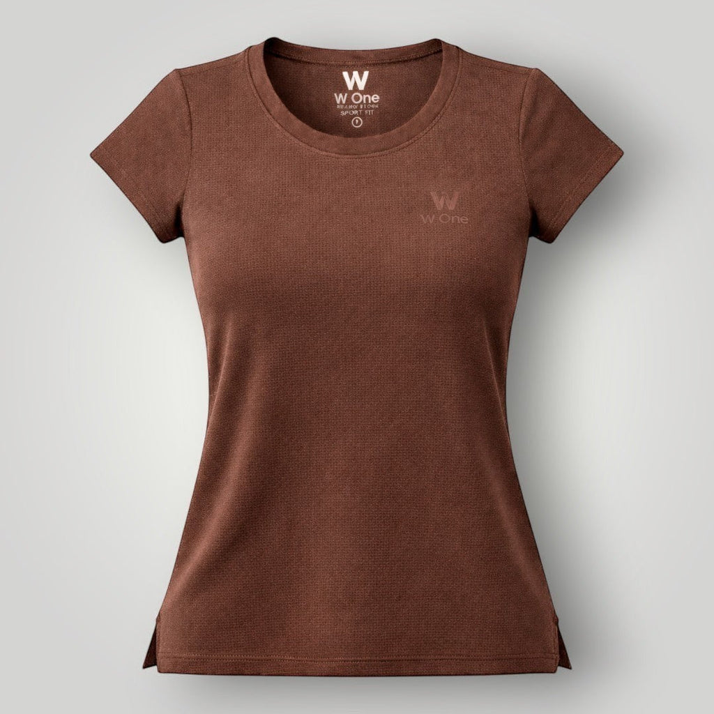 Camiseta feminina W One Brand Store na cor marrom coffee, manga curta, tecido leve com proteção solar e ajuste fit.