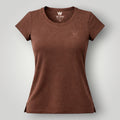 Camiseta feminina W One Brand Store na cor marrom coffee, manga curta, tecido leve com proteção solar e ajuste fit.