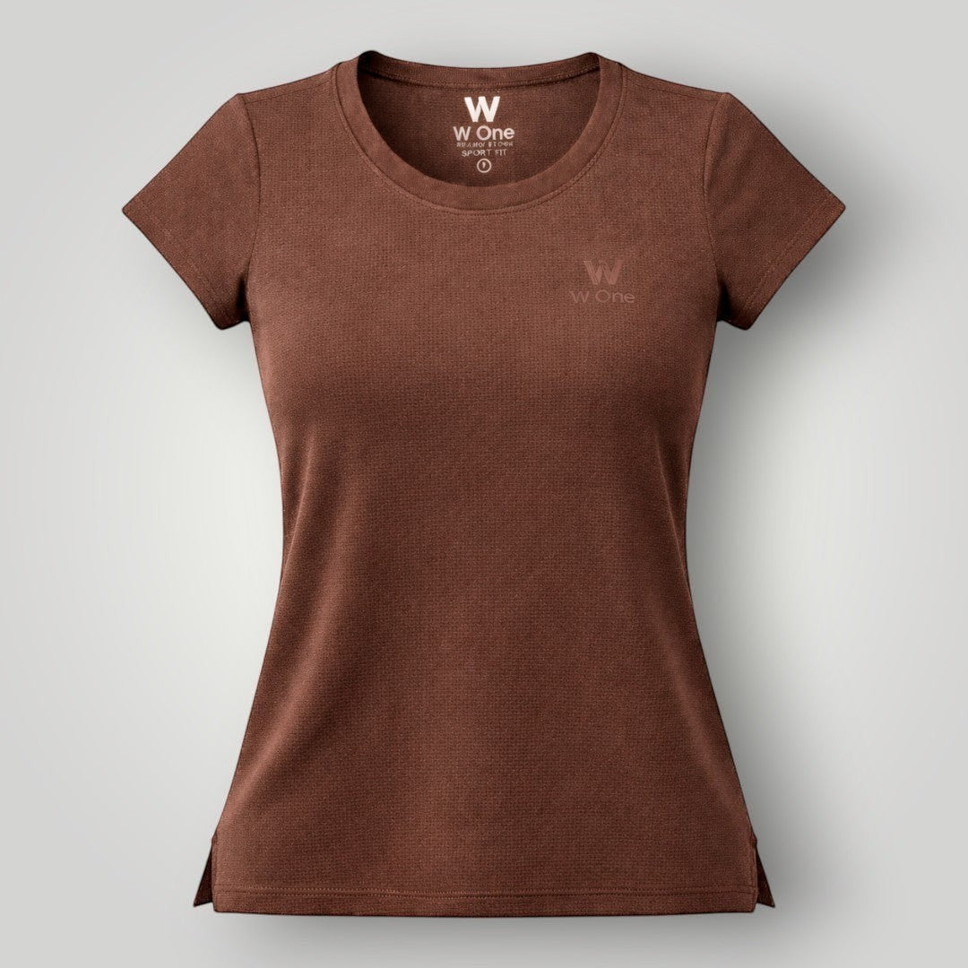 Camiseta feminina W One Brand Store na cor marrom coffee, manga curta, tecido leve com proteção solar e ajuste fit.