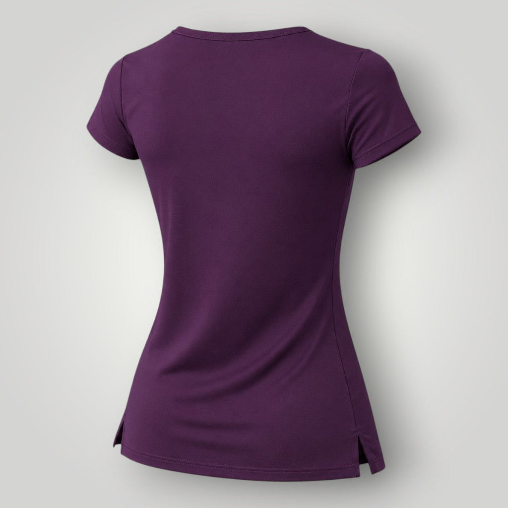 Vista traseira da camiseta feminina W One Brand Store Essence na cor vinho com manga curta e tecido tecnológico.