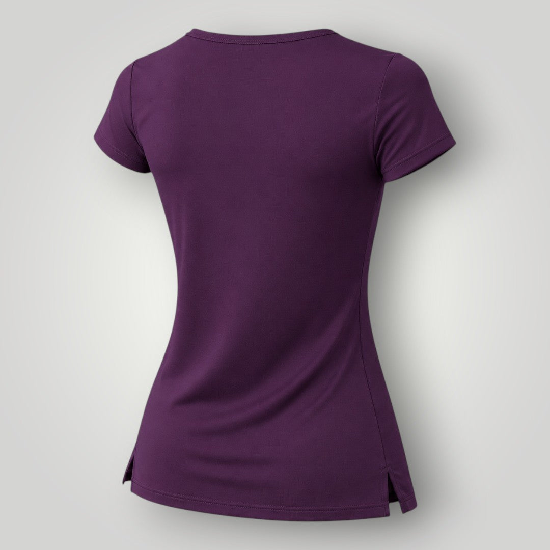 Vista traseira da camiseta feminina W One Brand Store Essence na cor vinho com manga curta e tecido tecnológico.