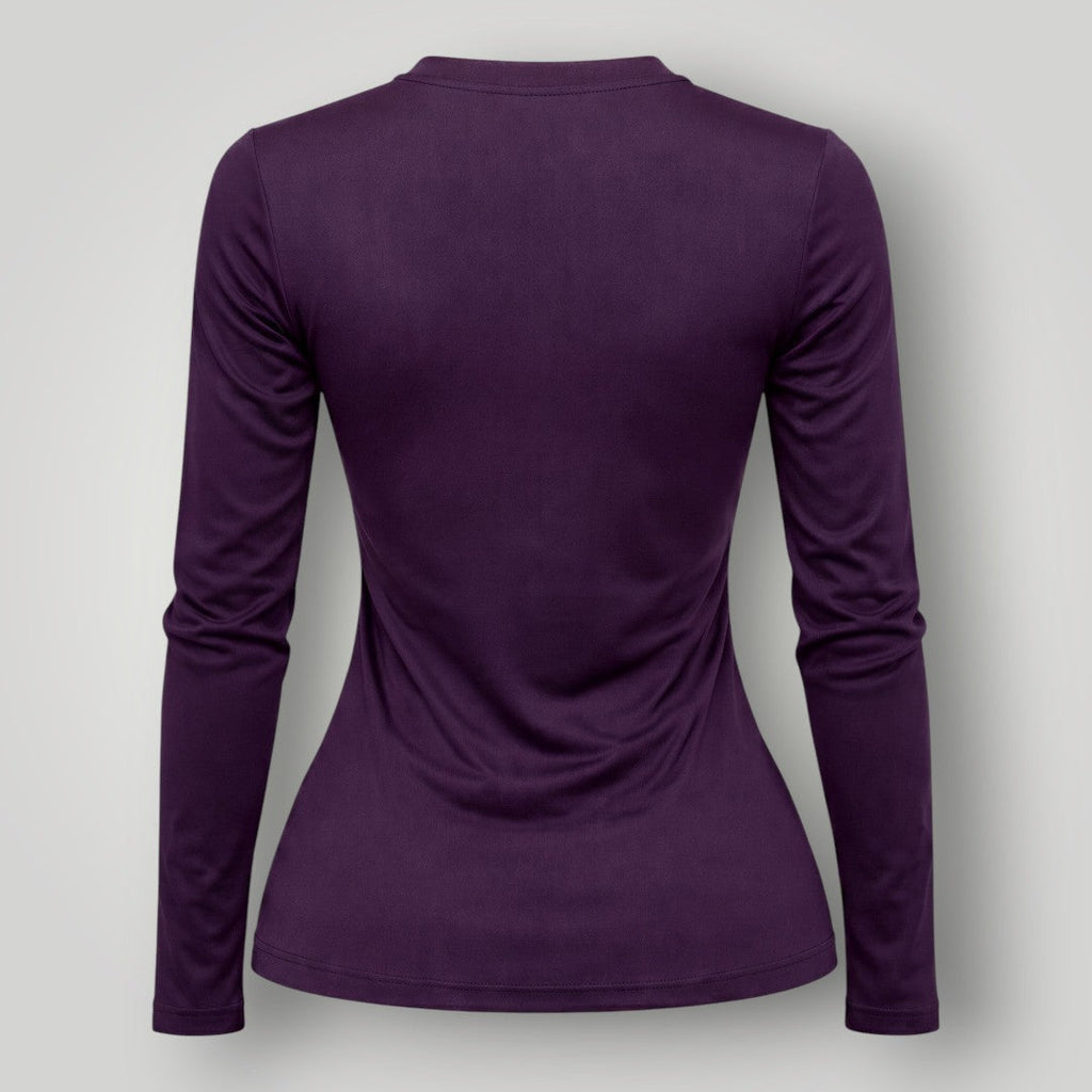 Vista traseira da camiseta feminina W One Brand Store manga longa na cor vinho, tecido respirável com proteção solar