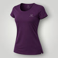 Camiseta feminina W One Brand Store Essence na cor vinho, manga curta, tecido leve com proteção solar e logo frontal.