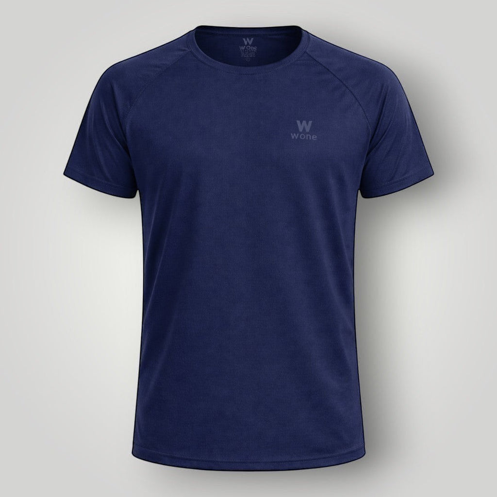Camiseta W One Fitness azul marinho em poliamida com corte reto e recorte raglan, proteção solar.