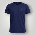 Camiseta W One Fitness azul marinho em poliamida com corte reto e recorte raglan, proteção solar.