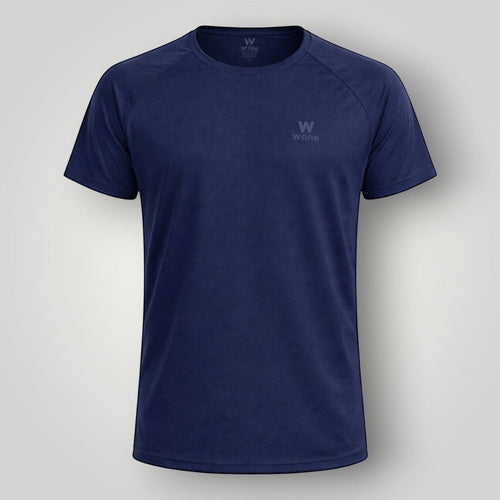 Camiseta W One Fitness azul marinho em poliamida com corte reto e recorte raglan, proteção solar.
