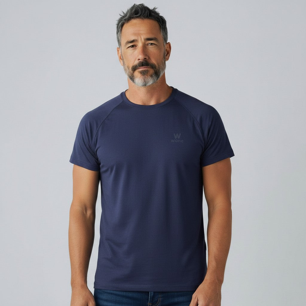 Camiseta W One Fitness azul marinho em poliamida com corte reto e recorte raglan, logo discreto no peito.