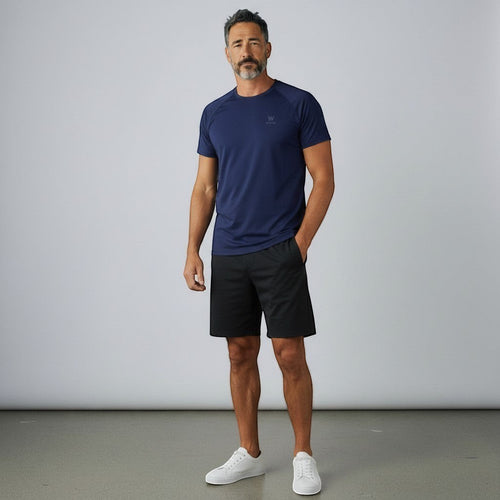 Camiseta W One Fitness azul marinho em poliamida com corte reto e recorte raglan. Logo discreto no peito.