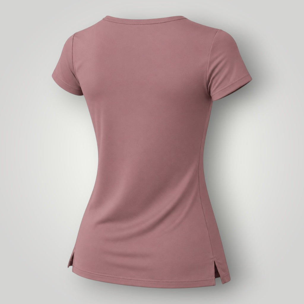 Camiseta feminina W One Brand Store cor cacau em poliamida com proteção UV e fendas laterais, vista traseira.