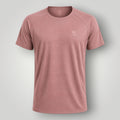 Camiseta W One Fitness em poliamida rosa com recorte raglan e microfuros para respirabilidade.