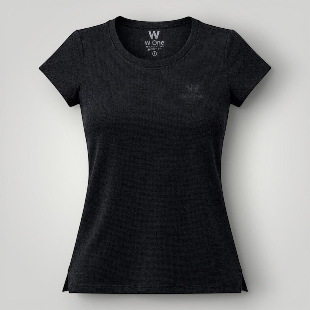 Camiseta feminina W One Brand Store preta em poliamida com proteção UV, ideal para treinos e uso casual.