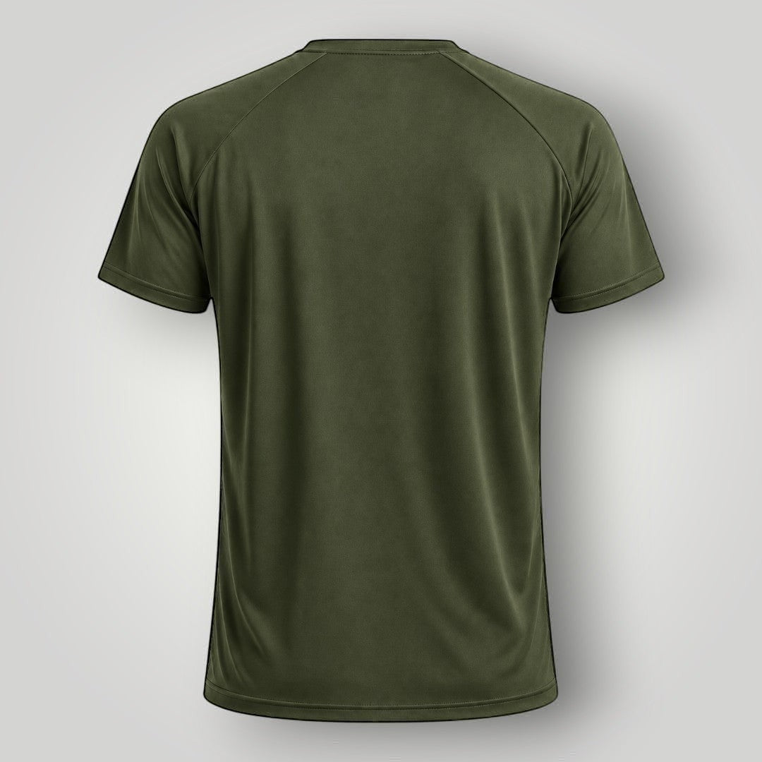 Camiseta W One Brand Store verde militar com recorte raglan em poliamida, ideal para treinos com proteção UV.