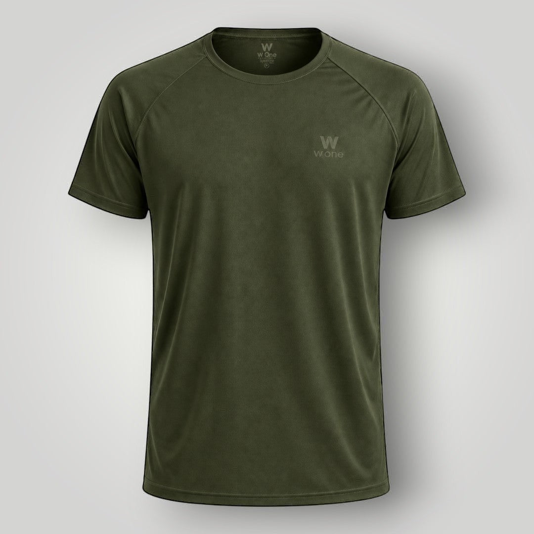 Camiseta W One Brand Store verde militar em poliamida com recorte raglan, tecido respirável e proteção UV.
