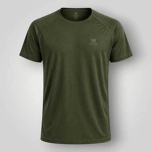 Camiseta W One Brand Store verde militar em poliamida com recorte raglan, tecido respirável e proteção UV.