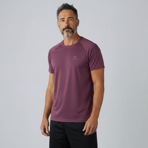Homem vestindo camiseta W One Brand Store vinho de poliamida com recorte raglan e proteção UV para treinos.