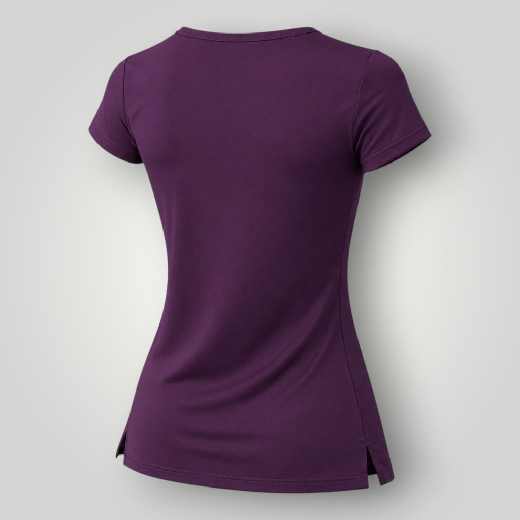 Camiseta fitness feminina W One Brand Store na cor vinho, em poliamida leve com proteção UV, vista das costas.
