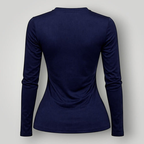 Vista traseira da camiseta feminina manga longa W One Brand Store azul marinho em poliamida com proteção UV