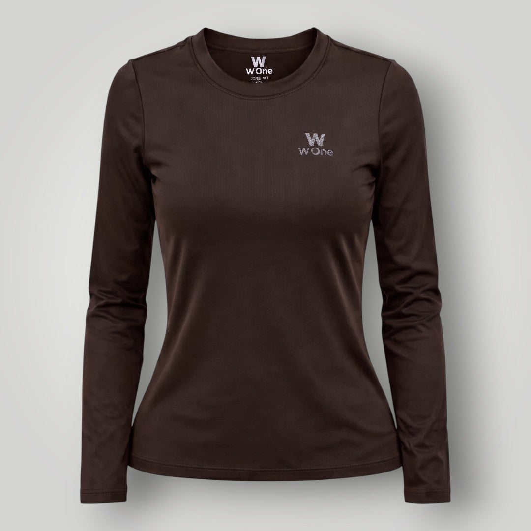 Camiseta W One Brand Store manga longa feminina cor coffee em poliamida com proteção UV e logo frontal