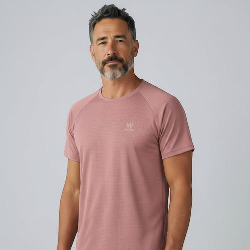Camiseta W One Brand Store rosa em poliamida com recorte raglan e logo discreto, corte reto, para treino.