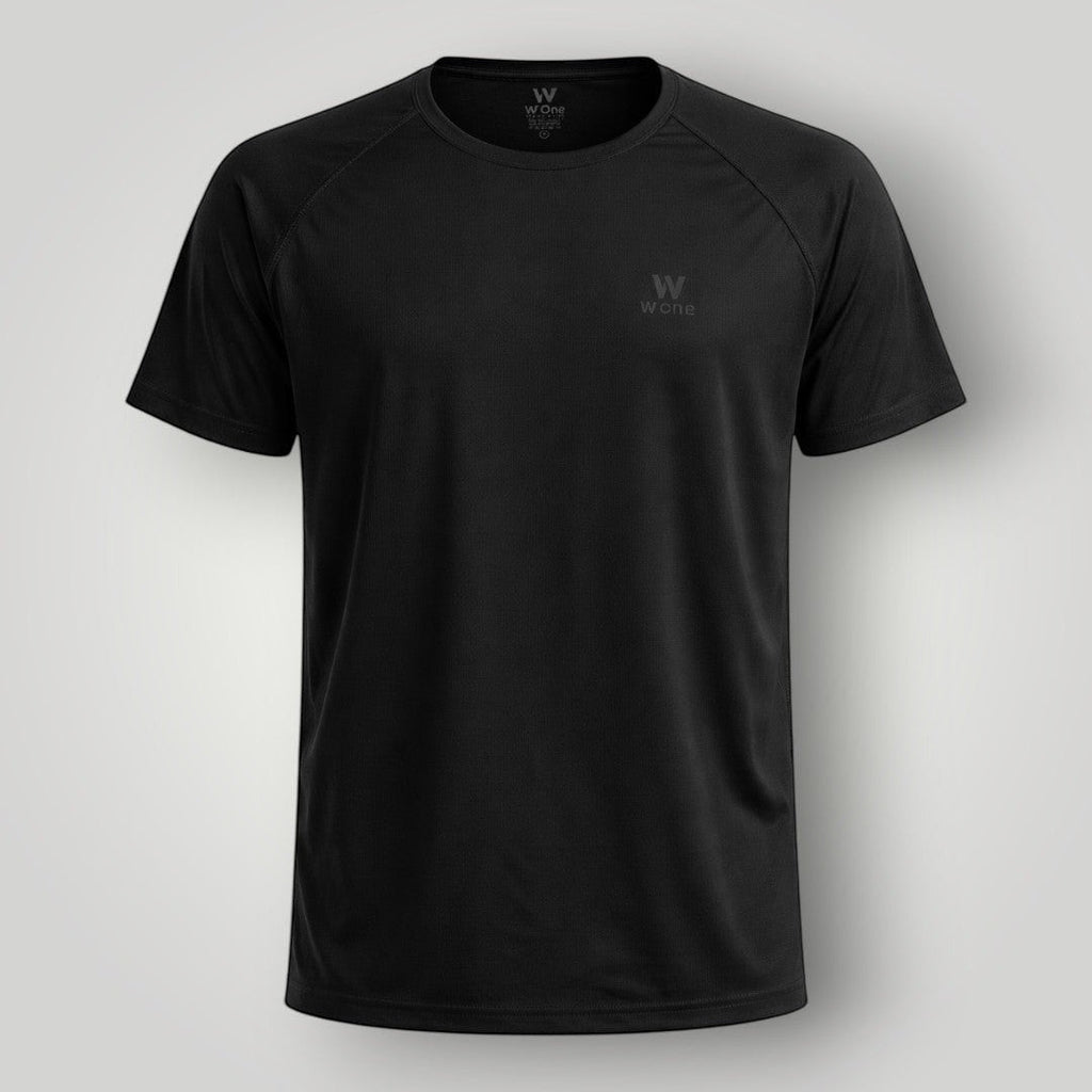 Camiseta preta W One Fitness em poliamida com corte reto e recorte raglan, ideal para treino e uso casual.