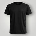Camiseta preta W One Fitness em poliamida com corte reto e recorte raglan, ideal para treino e uso casual.