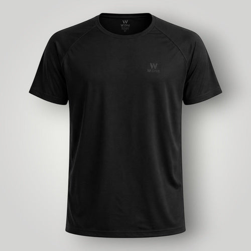 Camiseta preta W One Fitness em poliamida com corte reto e recorte raglan, ideal para treino e uso casual.