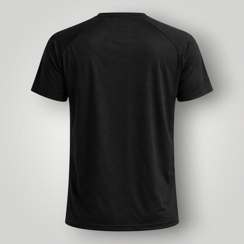 Camiseta preta W One Brand Store em poliamida com corte reto e recorte raglan, ideal para fitness e uso casual.