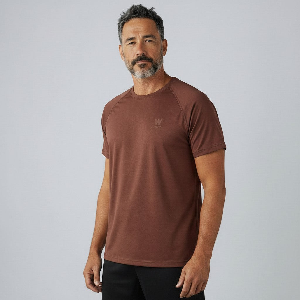 Homem vestindo camiseta W One Brand Store marrom com mangas raglan e tecido respirável para treinos.