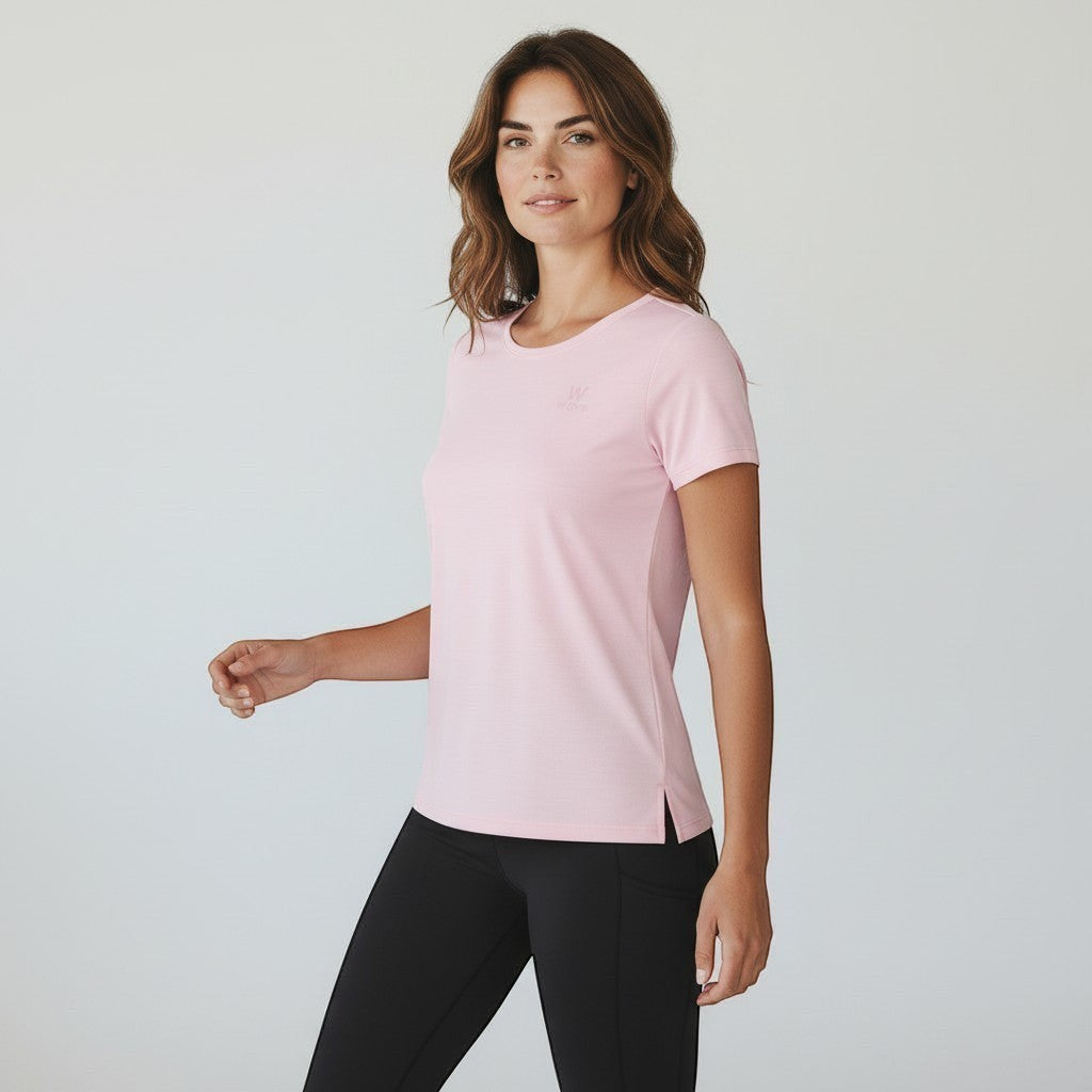Modelo vestindo camiseta W One Brand Store rosa balé de manga curta com tecido leve e proteção solar FPU 50+