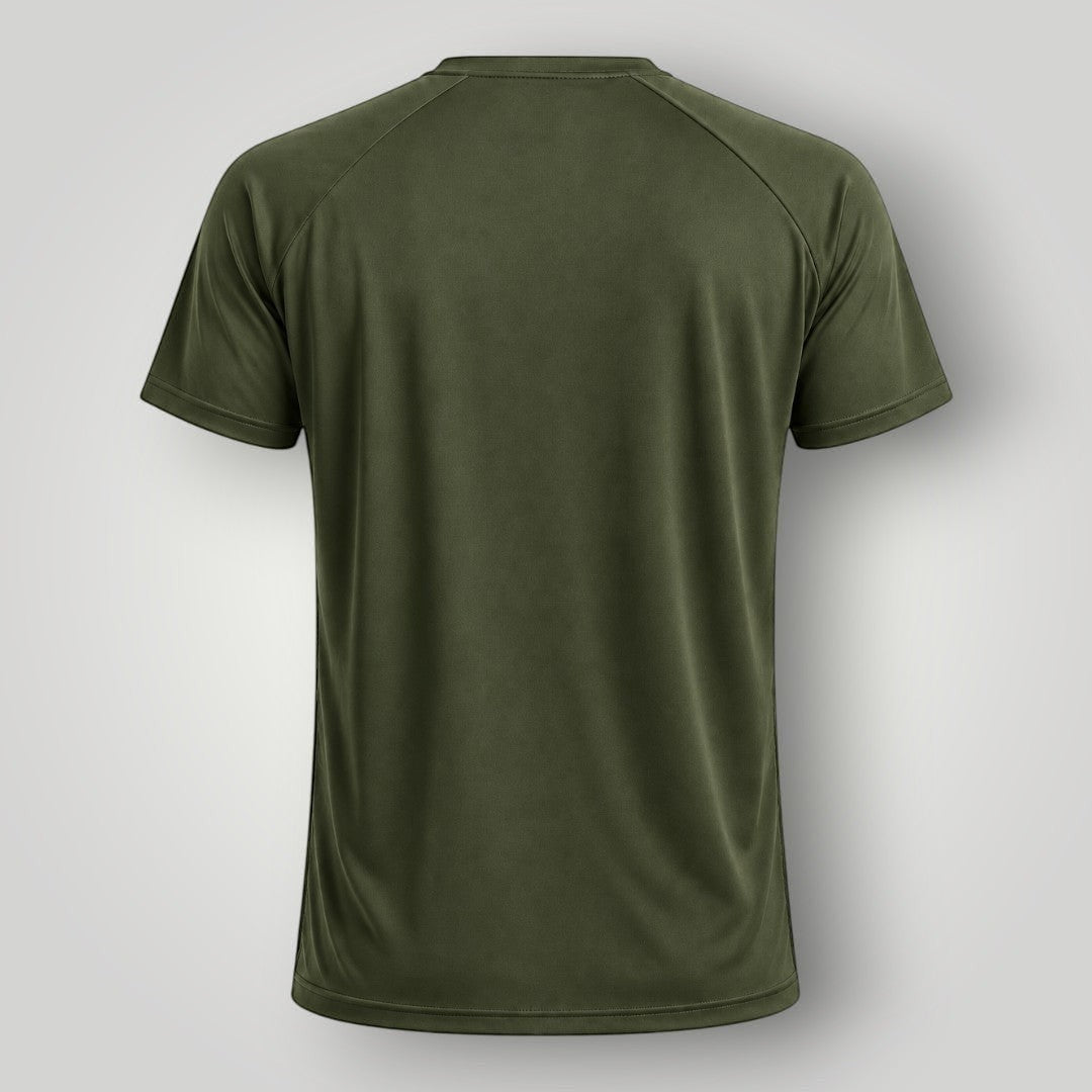 Camiseta W One Brand Store verde militar em poliamida com recorte raglan e corte reto. Tecido leve e confortável.