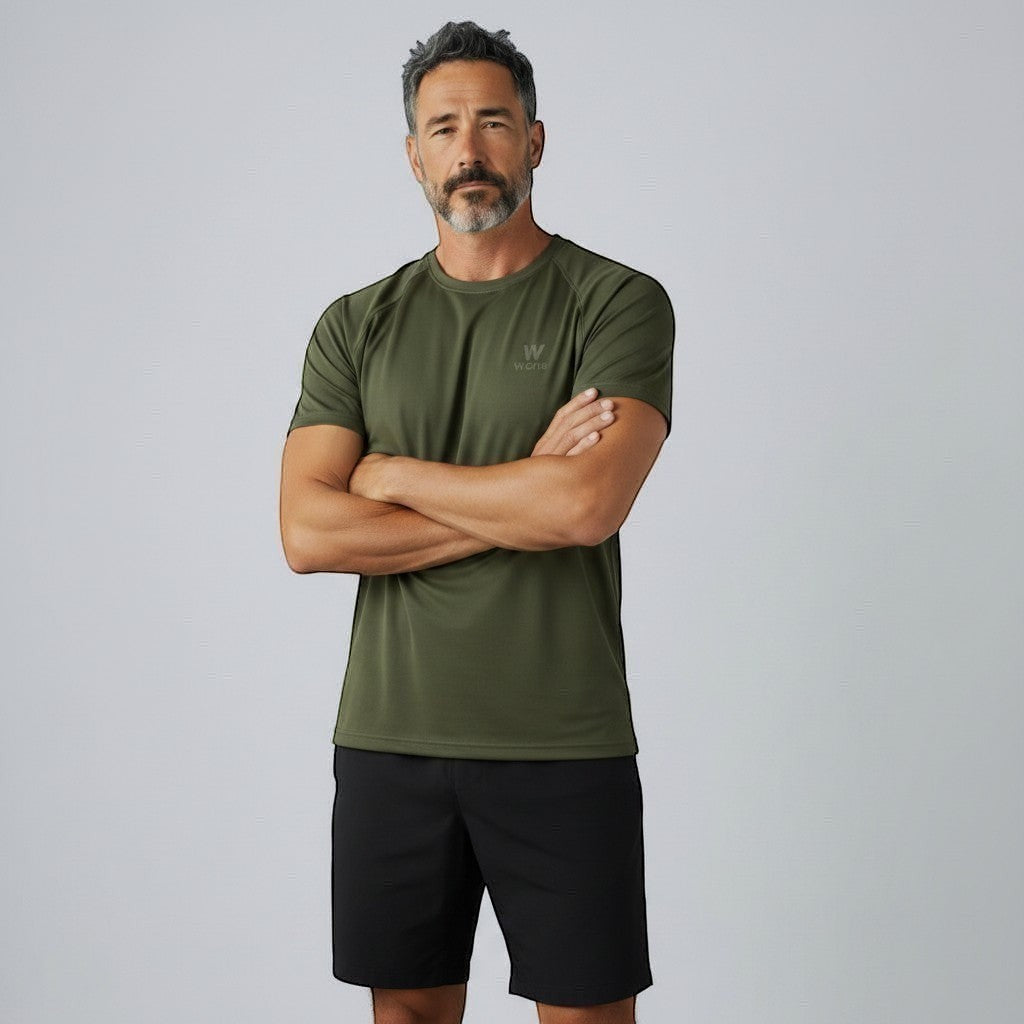 Homem vestindo camiseta W One Brand Store verde militar com manga raglan e tecido esportivo respirável