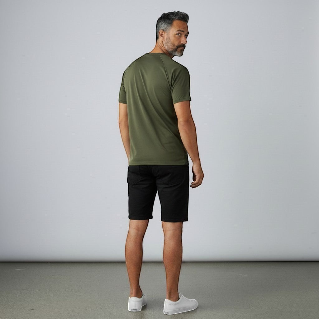Homem vestindo camiseta W One Brand Store verde militar com manga raglan, vista de costas, combinada com bermuda preta.