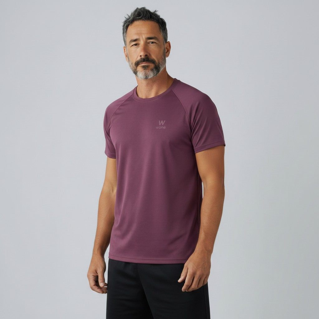 Camiseta W One Brand Store vinho em poliamida com corte reto e recorte raglan. Logo discreto no peito.